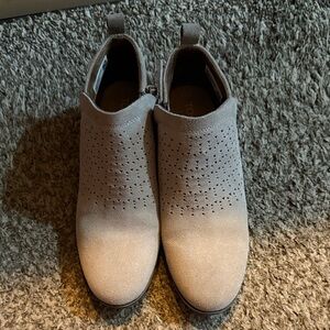 Toms Ladies Ankle Booties Size 7.5
"Deia 10014780"